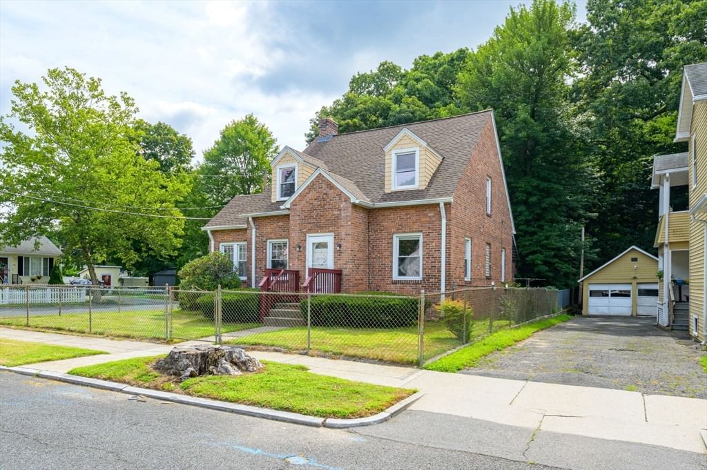 51 David St Springfield — Photo 2 of 42
