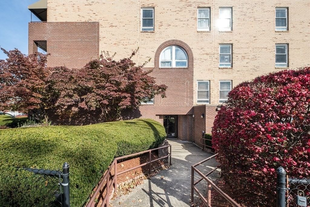 314 Riverside Avenue #304 Medford — Photo 3 of 38