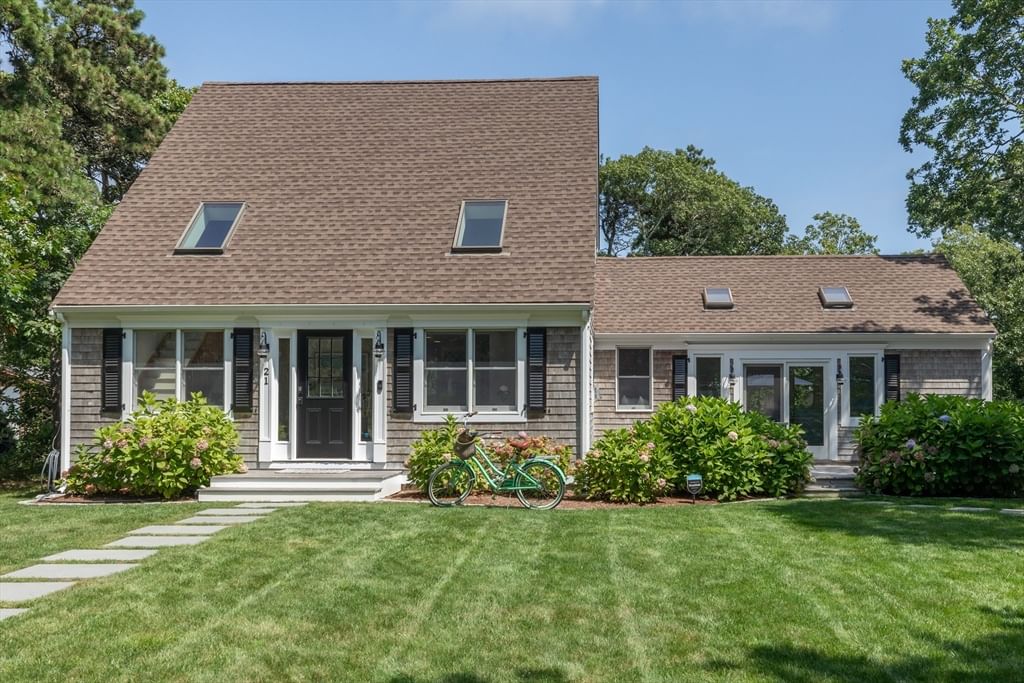 21 Vickers Street Edgartown — Photo 2 of 42