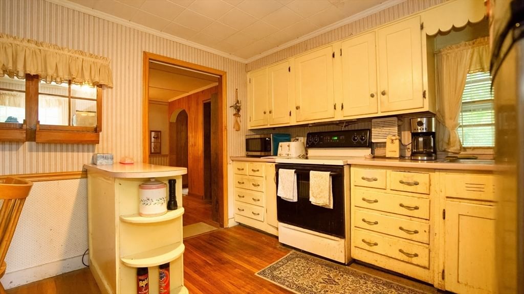 351 Towne St North Attleboro — Photo 4 of 28
