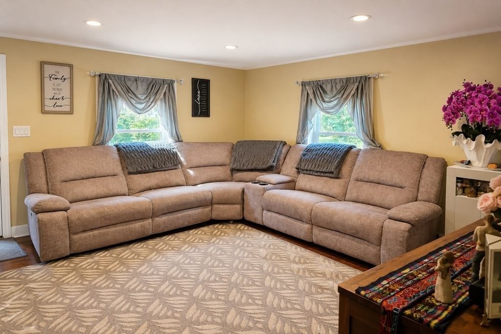 56 Kirby Ave Lunenburg — Photo 6 of 41
