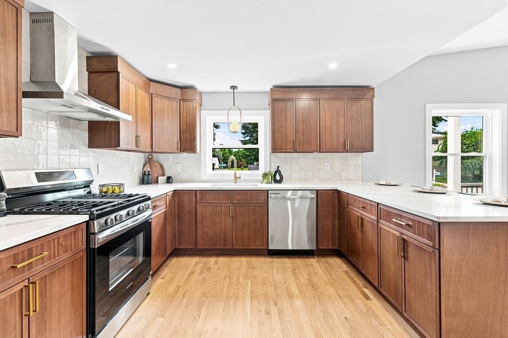 21 Hilltop Rd Dartmouth — Photo 6 of 24