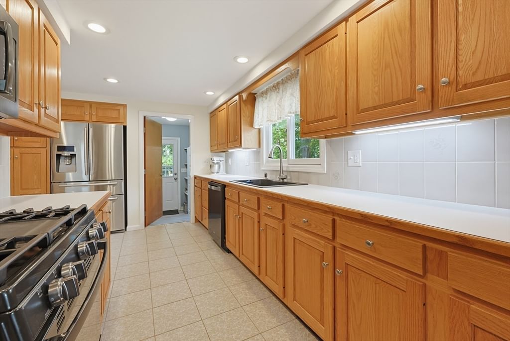 343 Central St Foxboro — Photo 16 of 36