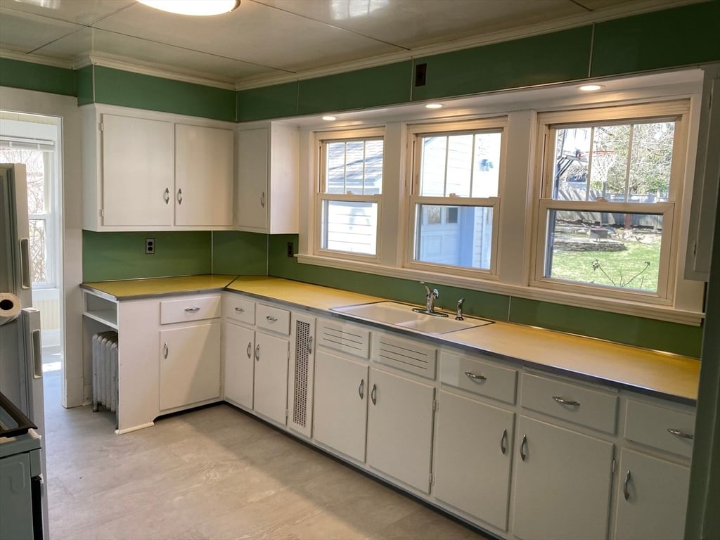 10-12 Dewey Ct Northampton — Photo 9 of 25