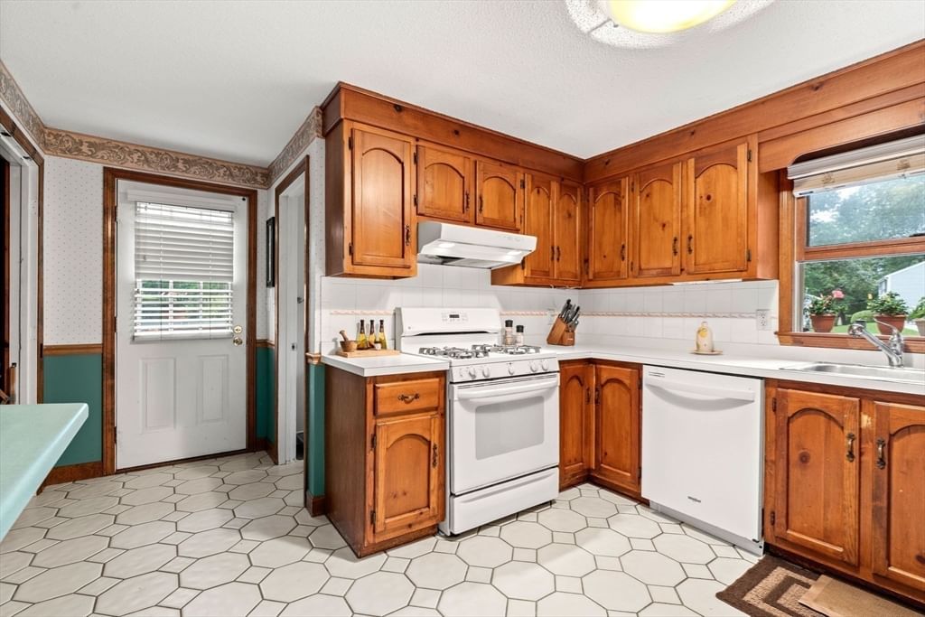 82 Keystone Ln Billerica — Photo 10 of 31