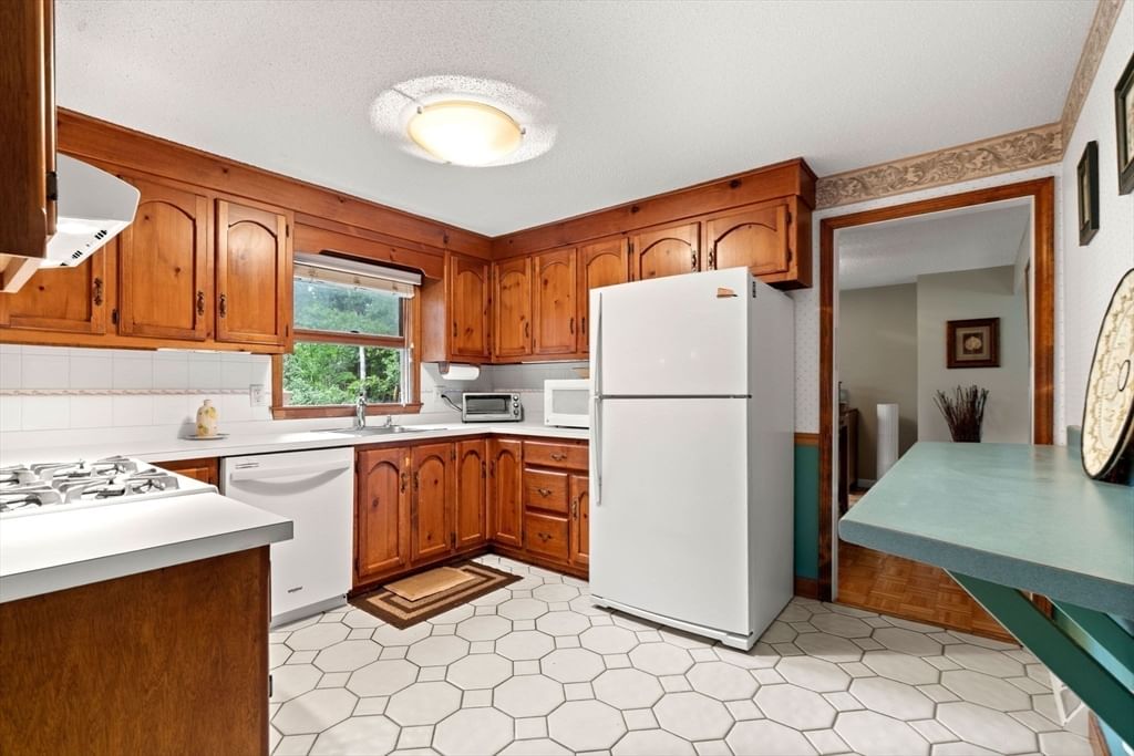 82 Keystone Ln Billerica — Photo 12 of 31