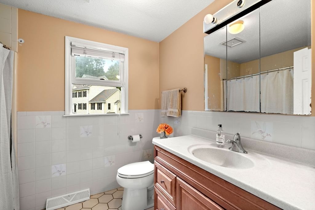 82 Keystone Ln Billerica — Photo 19 of 31