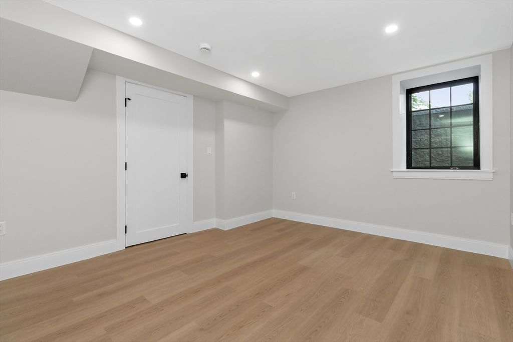 315 Crafts St Newton — Photo 28 of 33