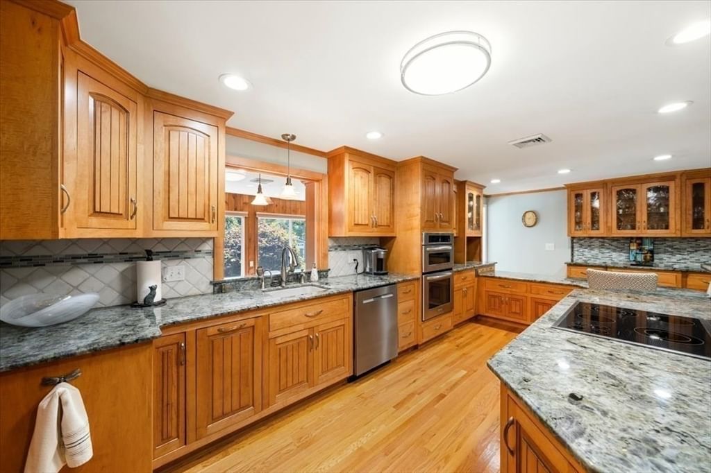 131 Pine Grove Ave Bellingham — Photo 4 of 42