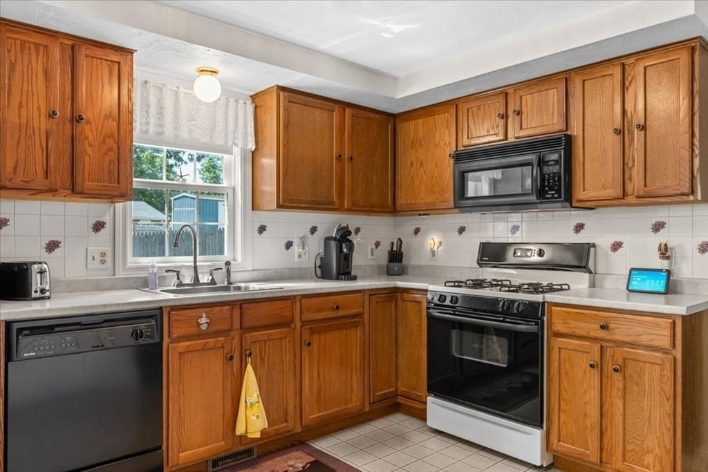 108 Wareham Lake Shore Dr Wareham — Photo 16 of 42