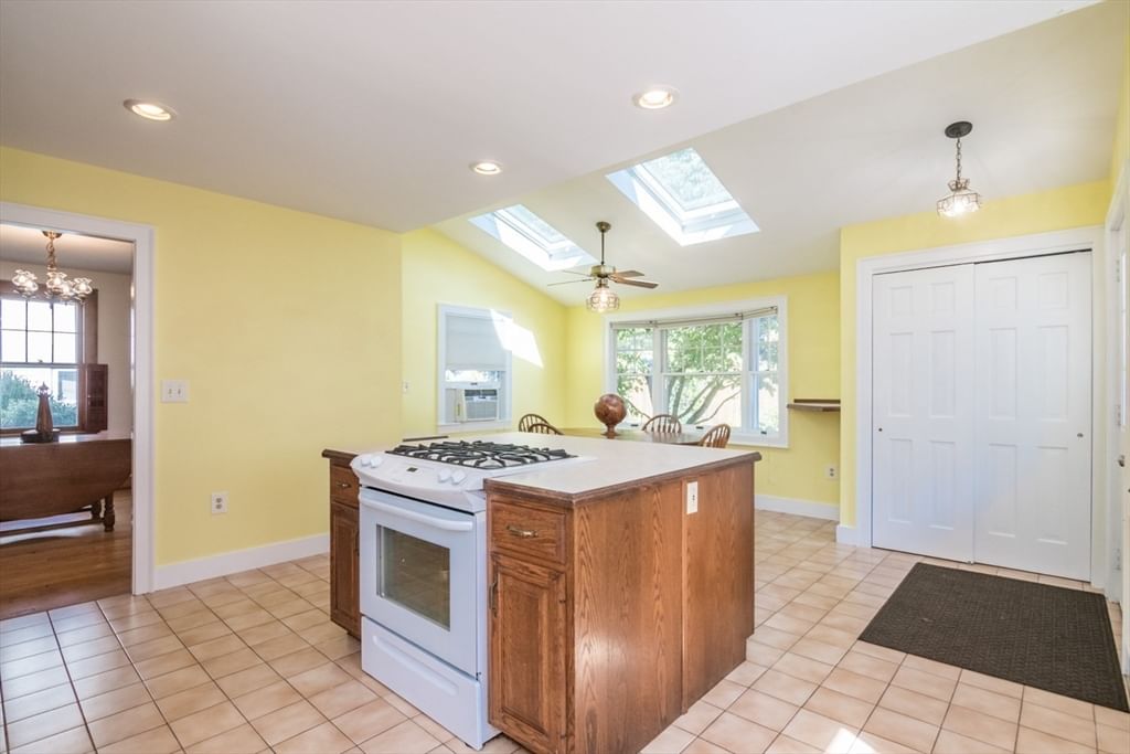 32 Elmwood Ave Longmeadow — Photo 11 of 39