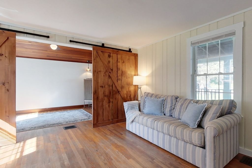 50 Whiting St Lunenburg — Photo 10 of 31