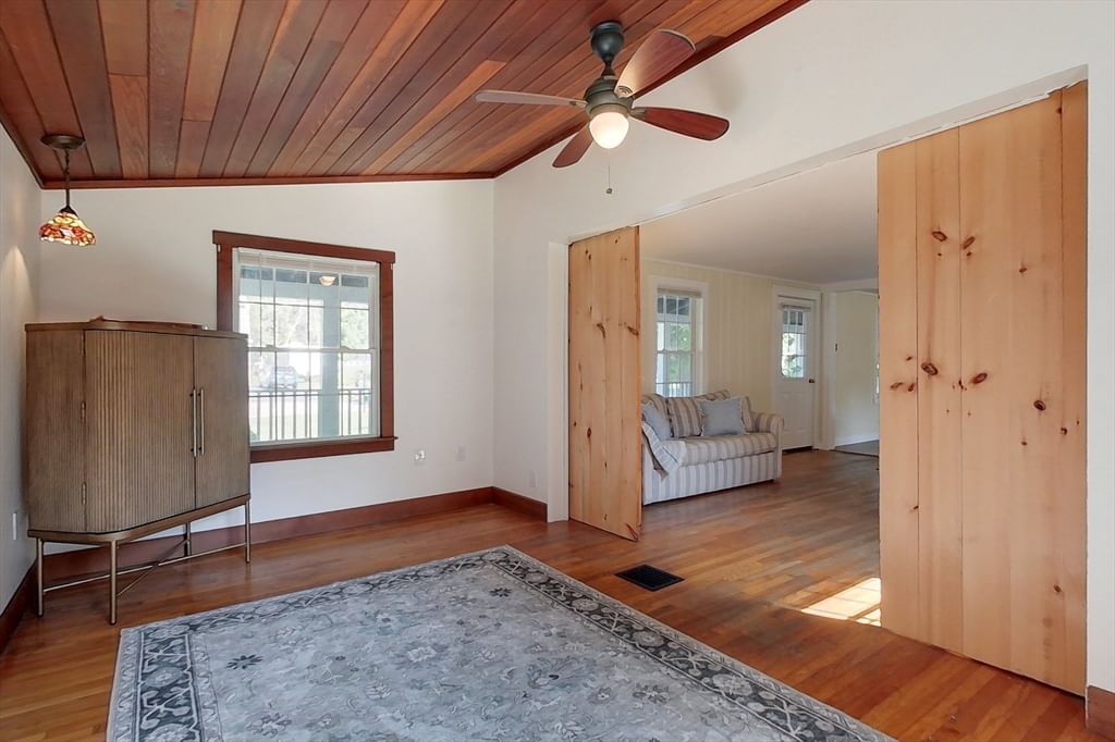 50 Whiting St Lunenburg — Photo 11 of 31