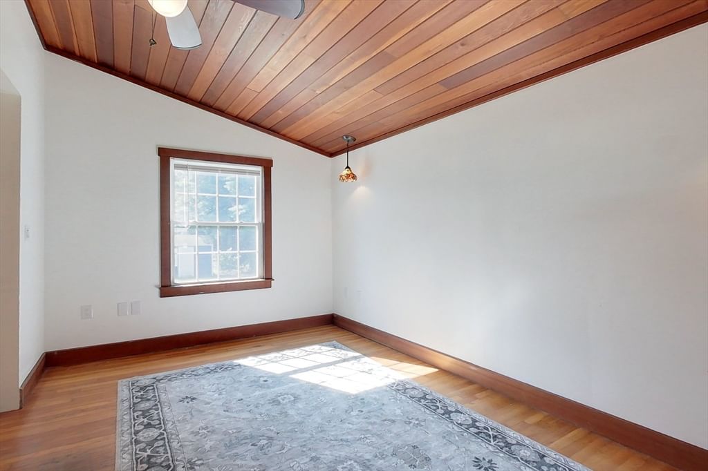 50 Whiting St Lunenburg — Photo 12 of 31