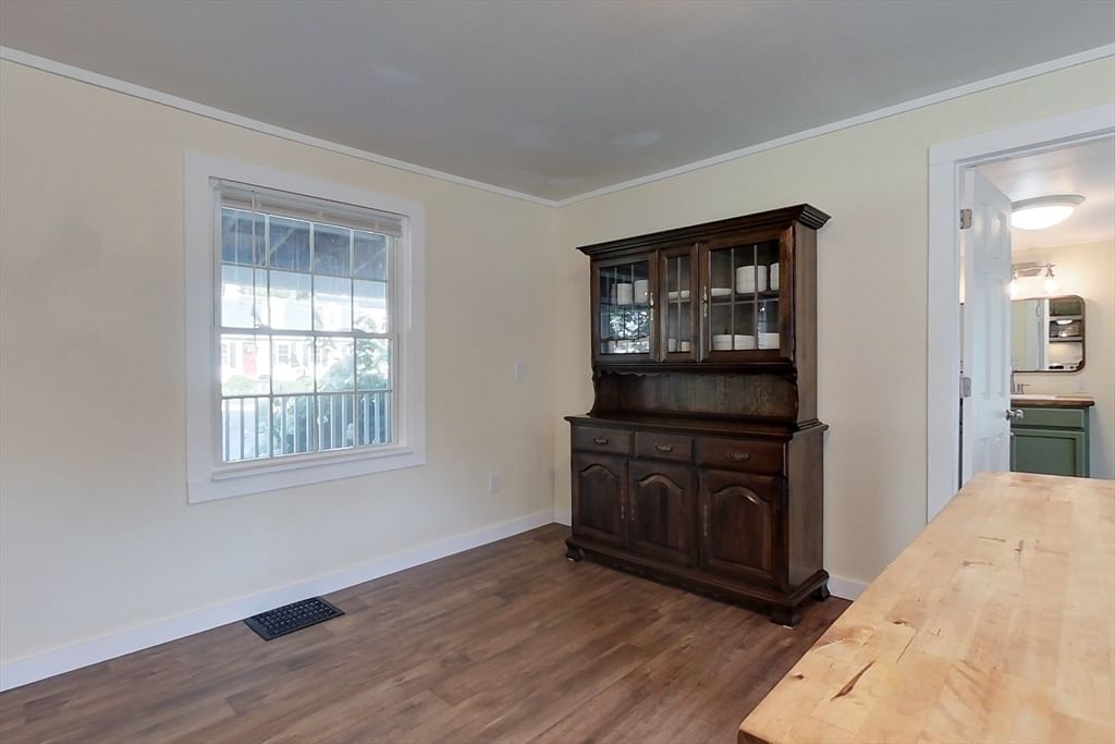 50 Whiting St Lunenburg — Photo 6 of 31