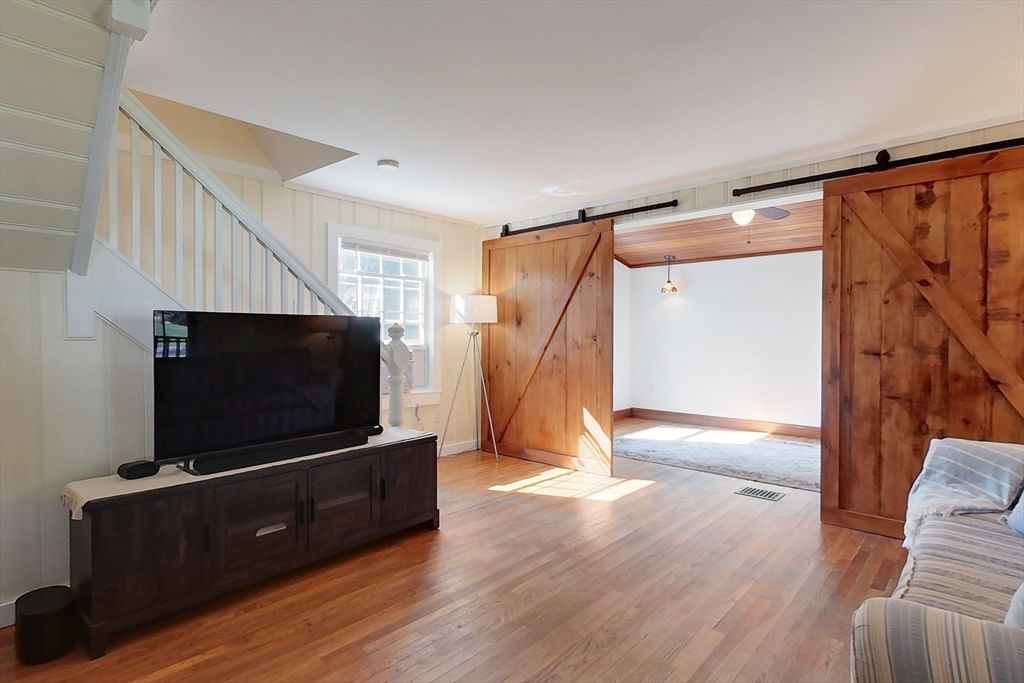 50 Whiting St Lunenburg — Photo 7 of 31
