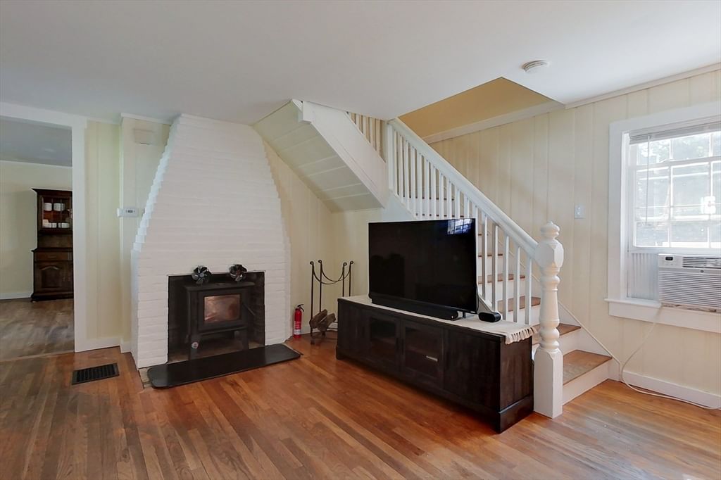 50 Whiting St Lunenburg — Photo 8 of 31