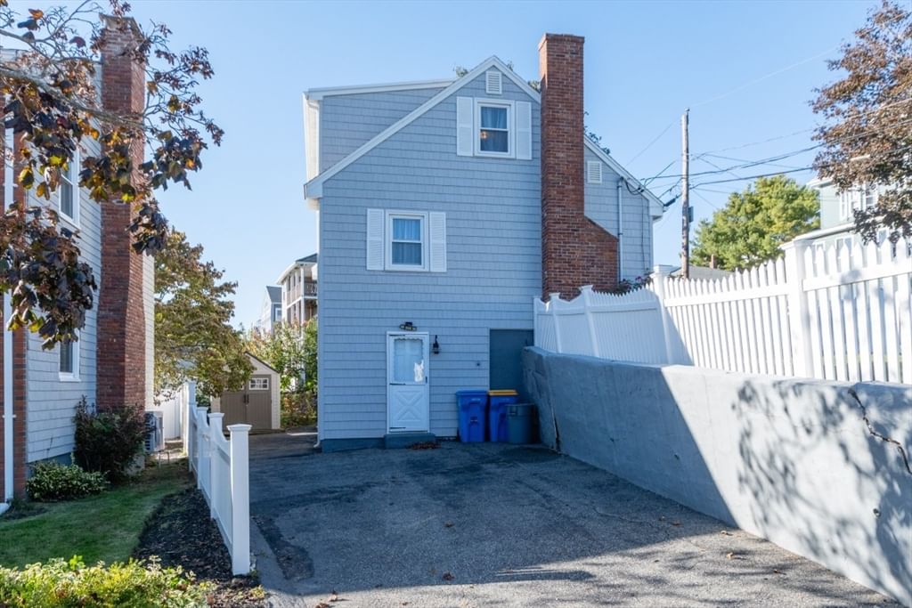 8 Siren St Winthrop — Photo 12 of 38