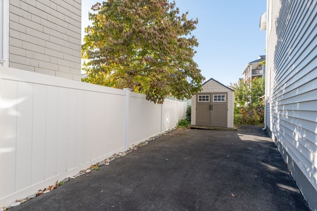 8 Siren St Winthrop — Photo 13 of 38