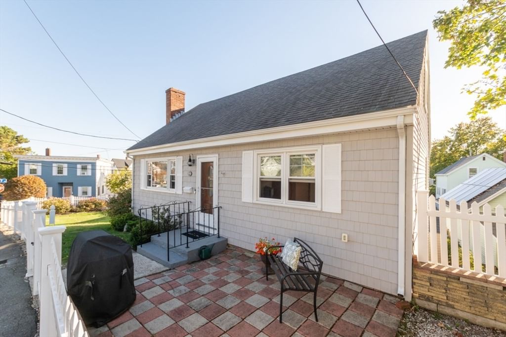8 Siren St Winthrop — Photo 4 of 38