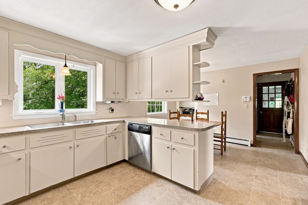261 Bay Road Hadley — Photo 11 of 38