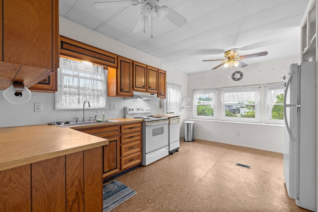 33 Hilltop Rd, Plainville, MA 02762 photo 2