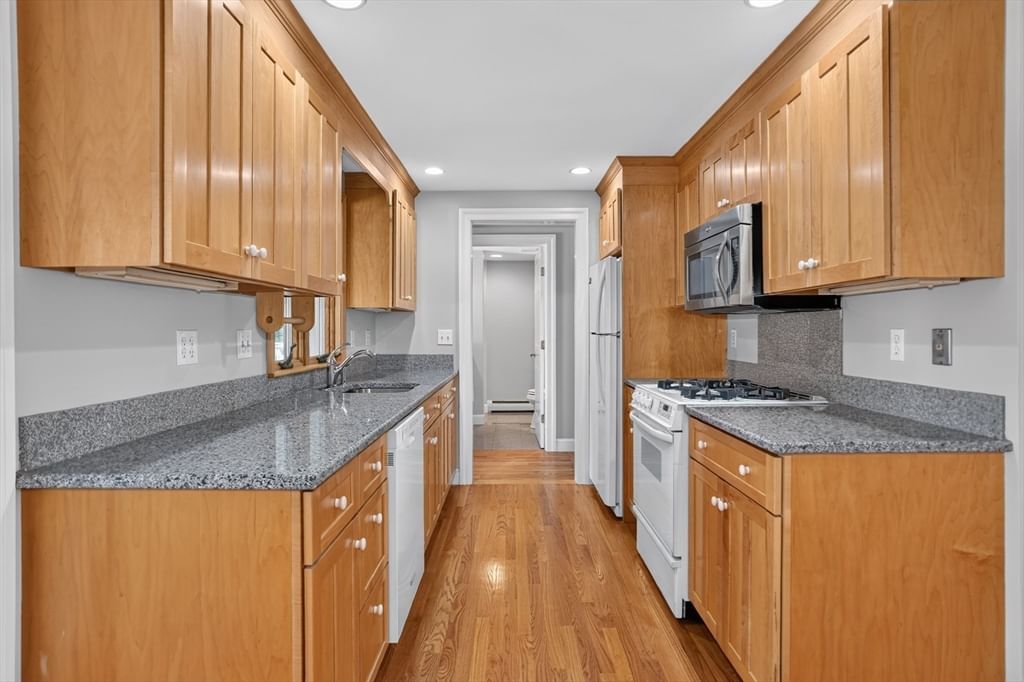32 Lantern Ln, Burlington, MA 01803 photo 2