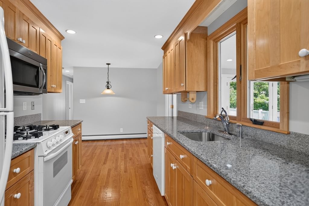 32 Lantern Ln Burlington — Photo 11 of 33