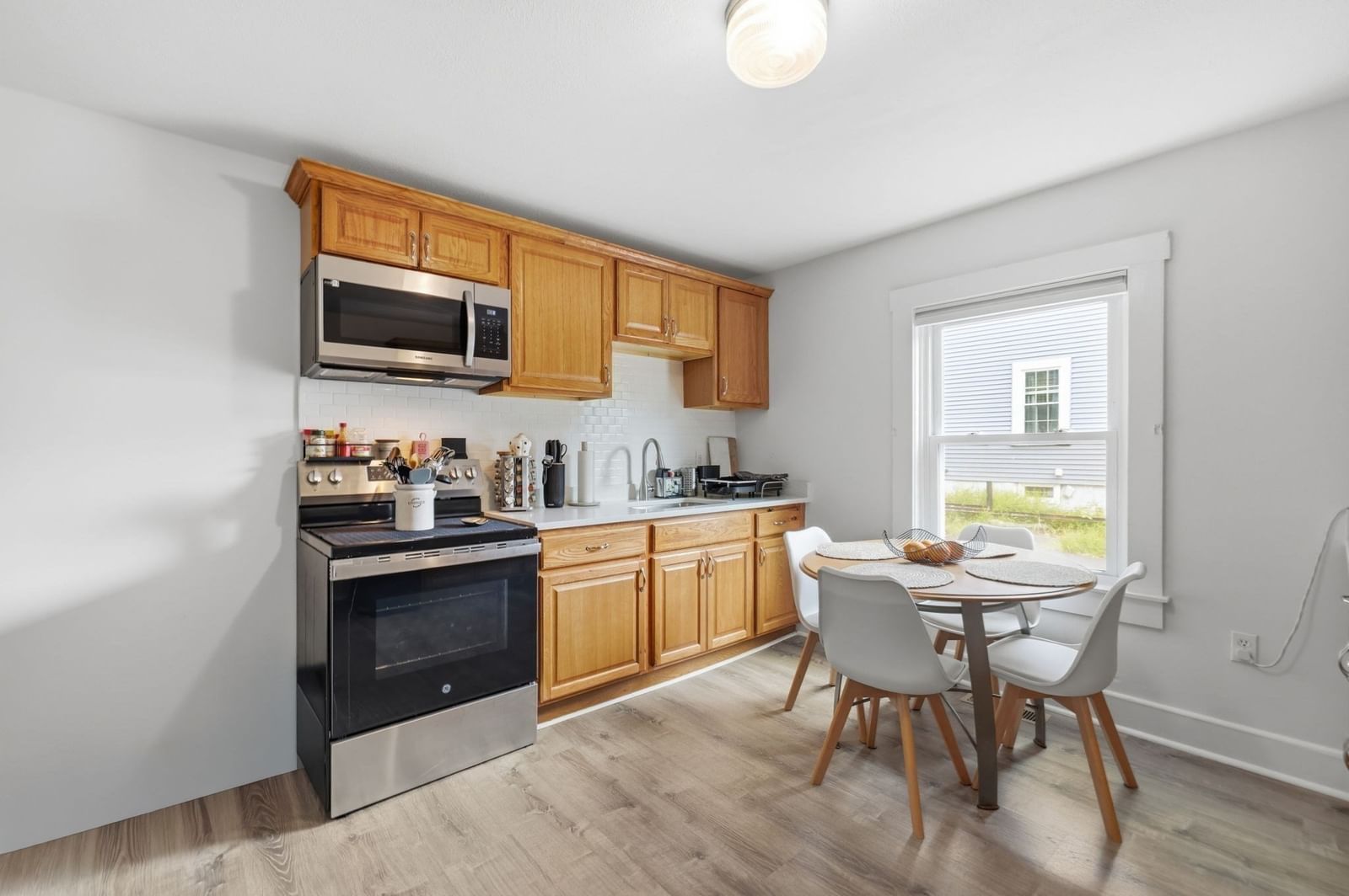 941 Lakeview Ave Lowell — Photo 4 of 39