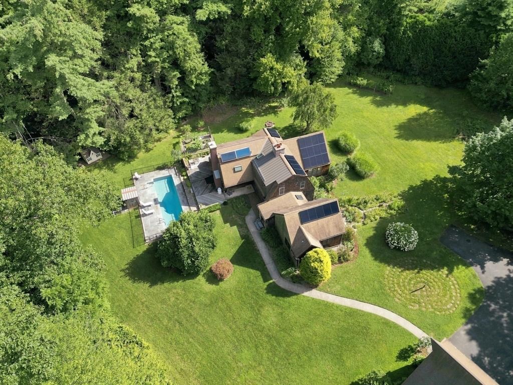 6 Brittany Lane Easthampton — Photo 2 of 42