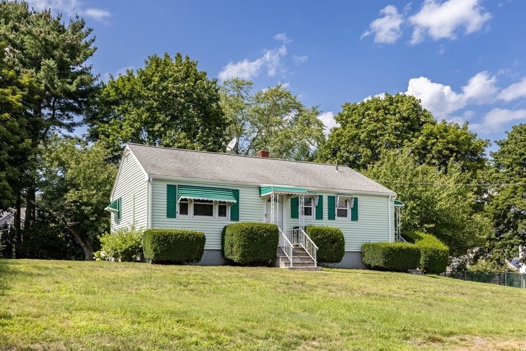 31 Anna Rd Woburn — Photo 2 of 36