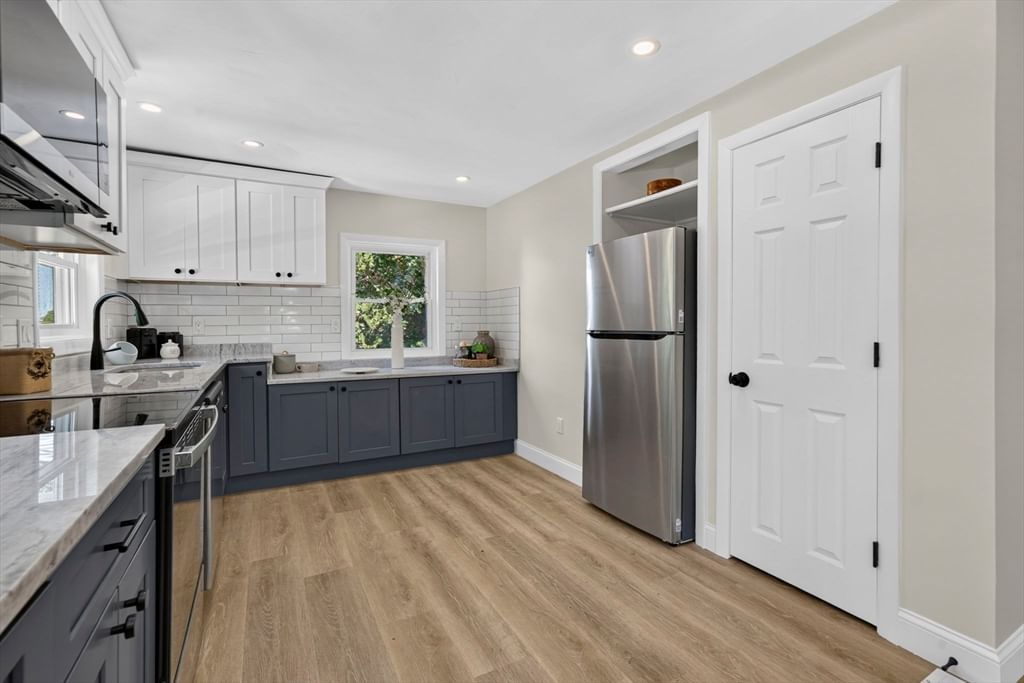 46 Lake Shore Dr Falmouth — Photo 4 of 27