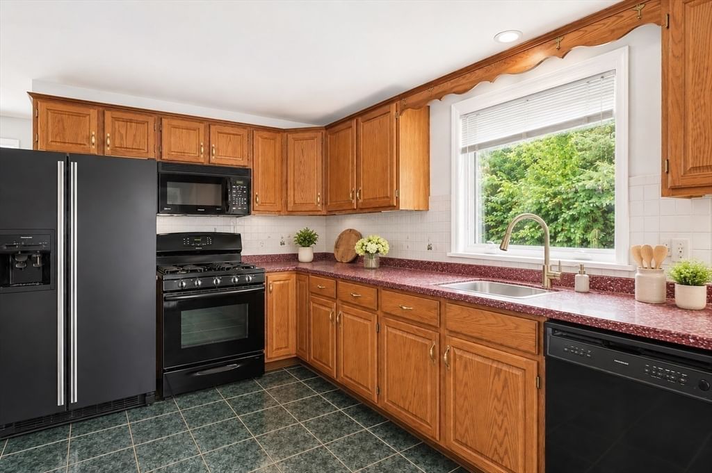 81 Grant Avenue #81 Belmont — Photo 4 of 23