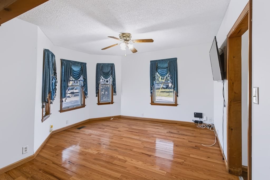112 Quebec St Lowell — Photo 3 of 23