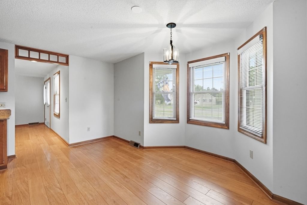 31 Deborah Lane Westfield — Photo 15 of 42