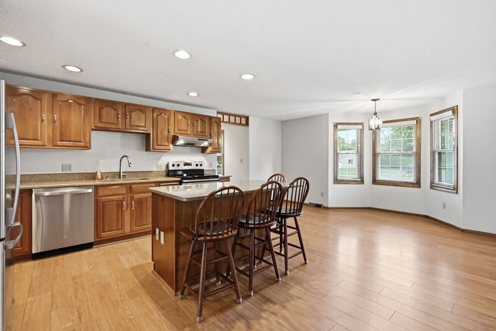 31 Deborah Lane Westfield — Photo 8 of 42