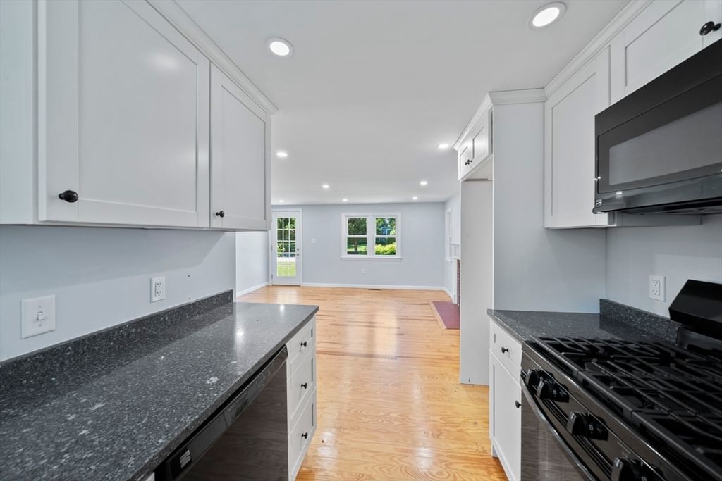 50 Florida St Marshfield — Photo 10 of 24