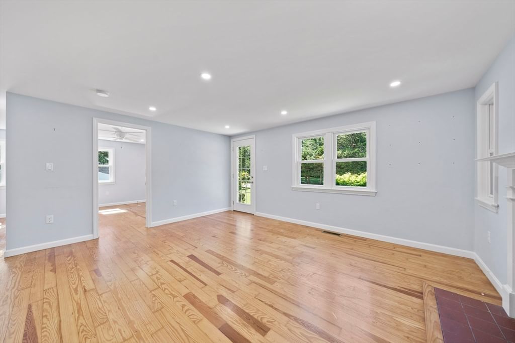 50 Florida St Marshfield — Photo 6 of 24