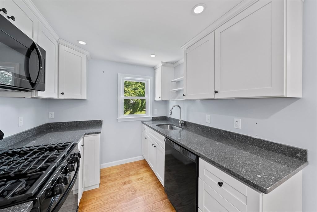50 Florida St Marshfield — Photo 9 of 24