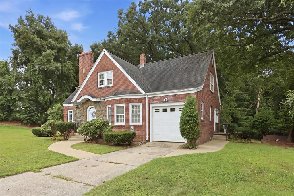 63 Goodwin St Springfield — Photo 2 of 42