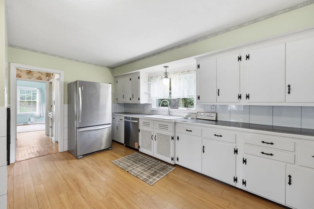 63 Goodwin St Springfield — Photo 3 of 42
