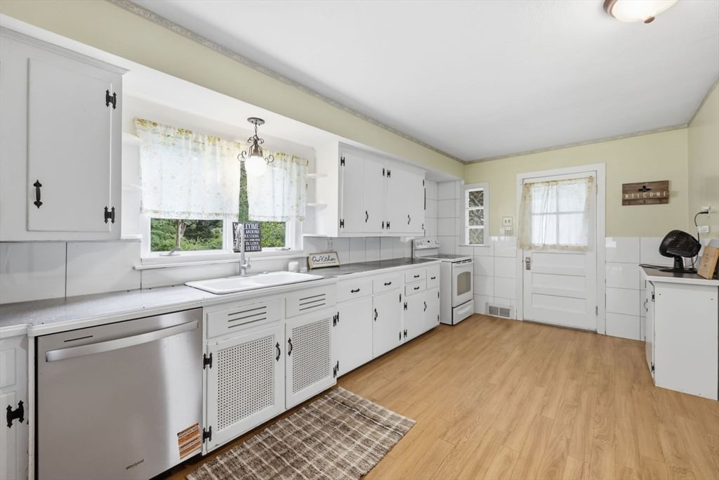 63 Goodwin St Springfield — Photo 4 of 42