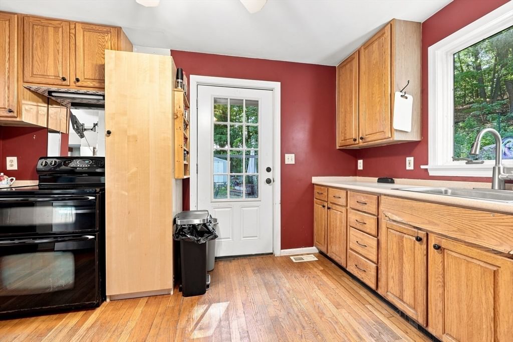 79 Waverly Rd Woburn — Photo 10 of 37