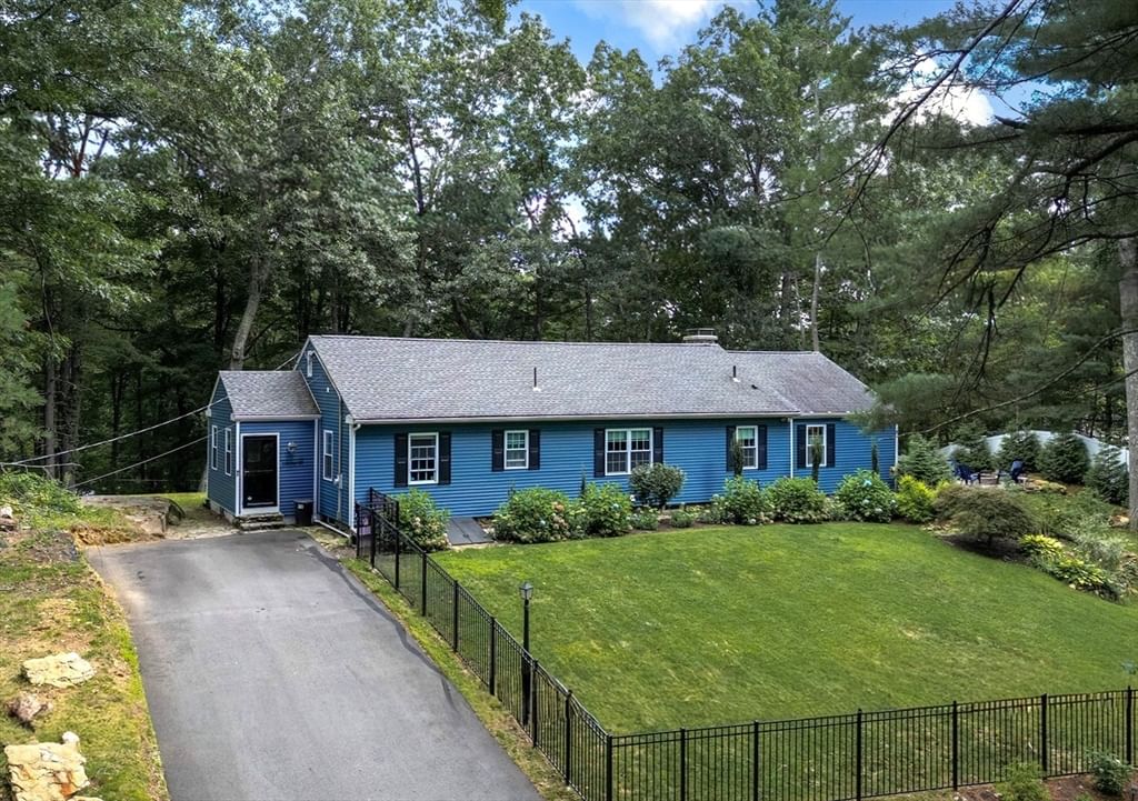 Property at 17 Gardner Ave, Sturbridge, MA 01566