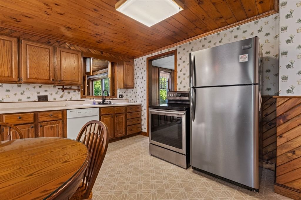 175 Berry St Wrentham — Photo 7 of 40
