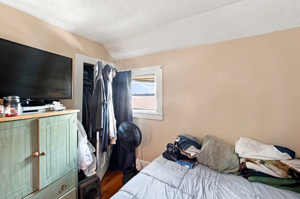 250-252 Winsor Street Ludlow — Photo 8 of 28