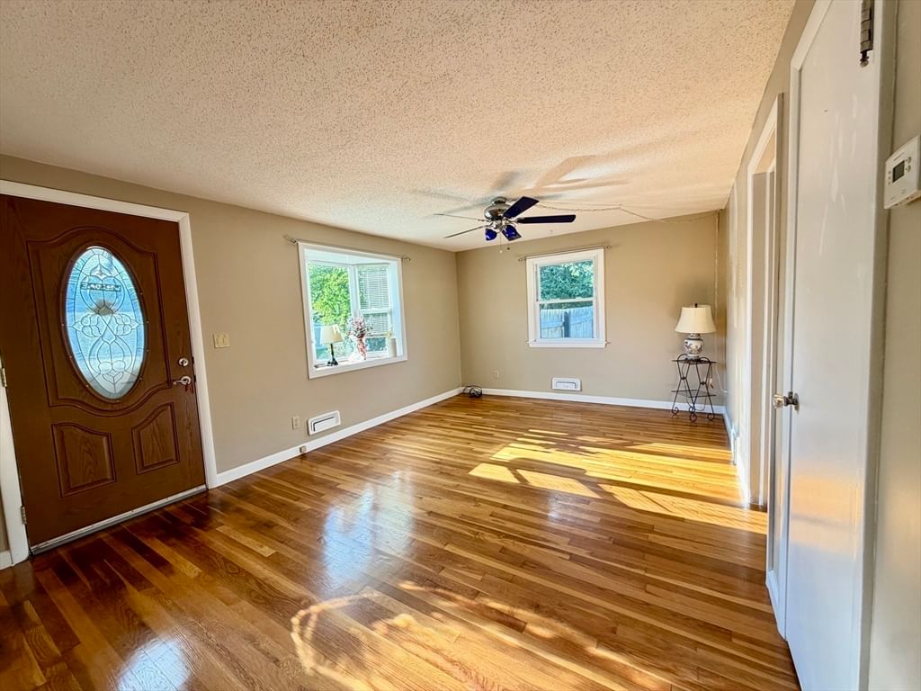 133 Denwall Dr Springfield — Photo 10 of 27