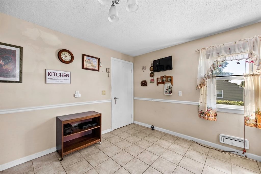 133 Denwall Dr Springfield — Photo 8 of 27