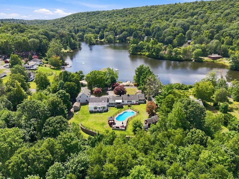 102 Lakeside Dr