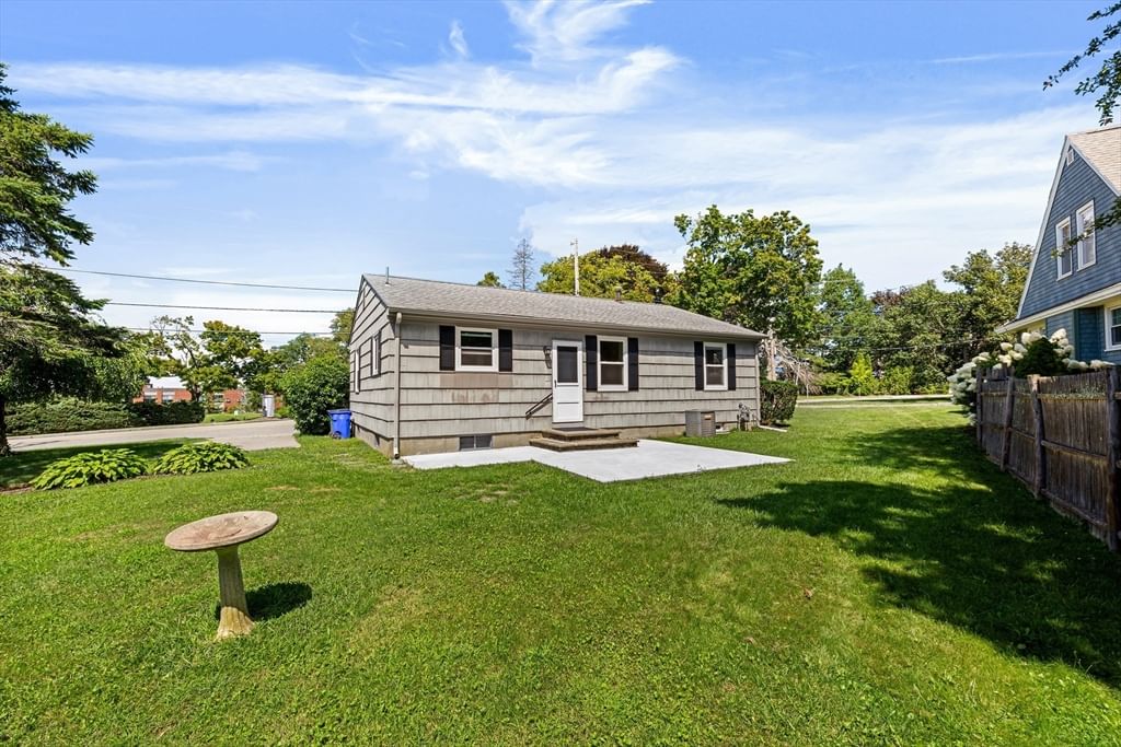1747 Highland Avenue Fall River — Photo 10 of 35